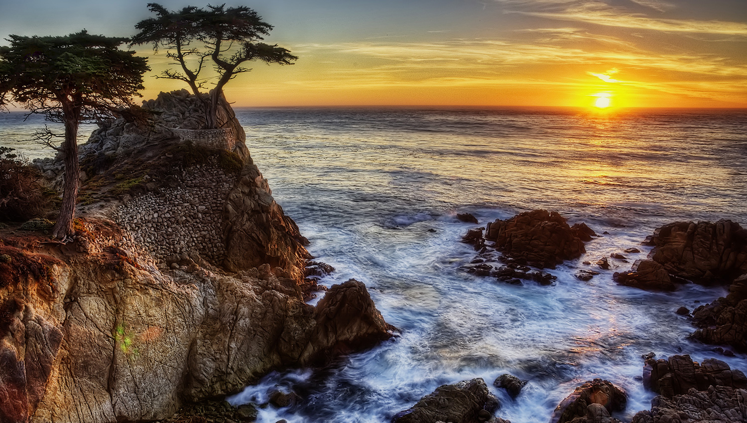 WELCOME TO THE CANNERY ROW INN LOCATED IN THE HEART OF MONTEREY