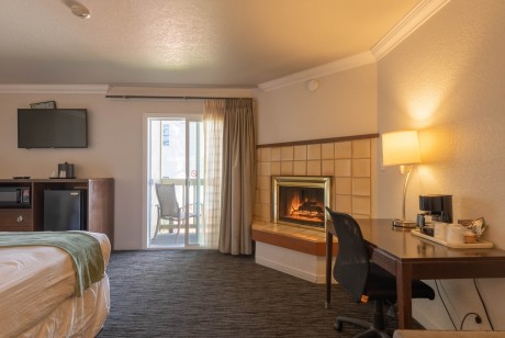 Welcome To the Cannery Row Inn - King With Fireplace